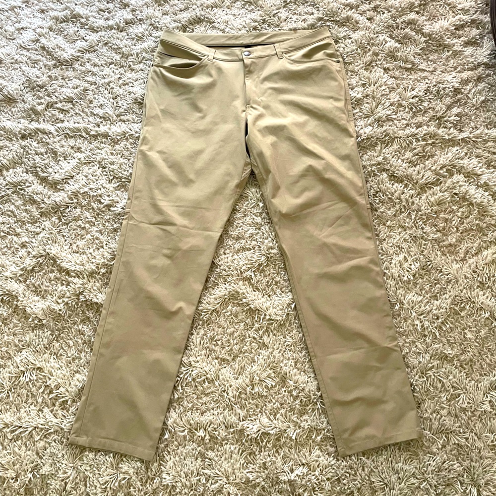 Lululemon men's ABC Classic-Fit 5 Pocket Pant
Warpstreme kaki color